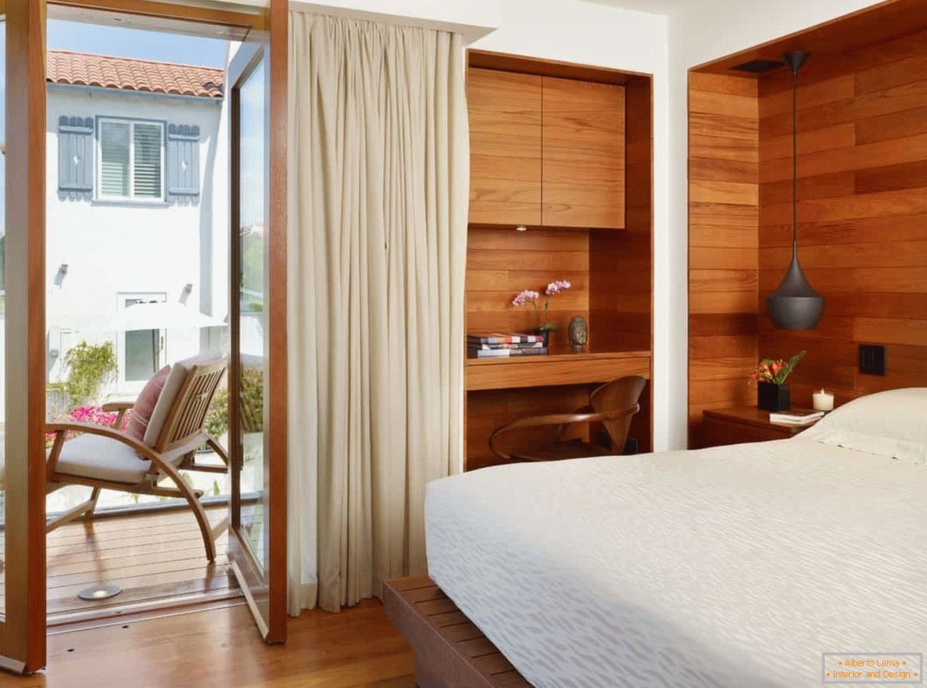 Malá ložnice s dřevěnou stěnou
