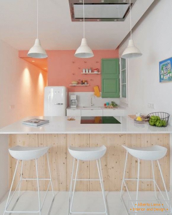 Interiér malé kuchyně v kombinaci s obývacím pokojem