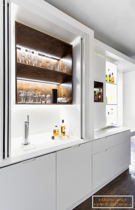 Bílý kuchyňský nábytek pro malý byt