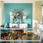 Tyrkysová barva na stěně a nábytek - jasné řešení pro kuchyně ve světlých barvách