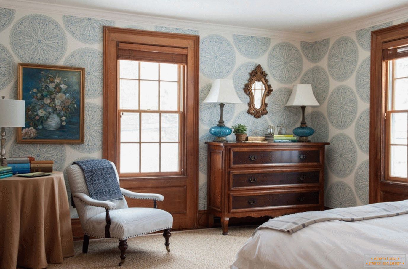 Modrá tapeta s ornamentem v ložnici