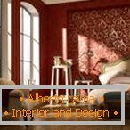 Prostorná ložnice v barvě burgundské