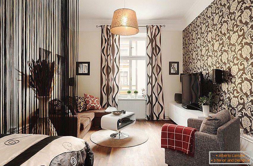 Kombinace záclon a tapety v interiéru bytu