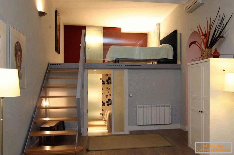 Druhá úroveň v jednopokojovém bytě o rozloze 36 m²