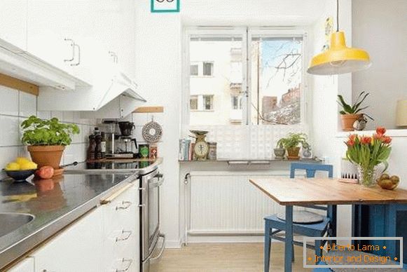 Zónování kuchyně a obývací pokoj v designovém bytě 35 m2