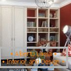 Lampa v podobě reflektoru v obývacím pokoji