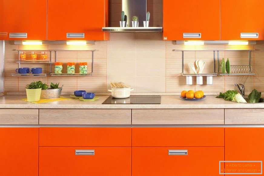 Dekorace oranžové kuchyně v apartmánu
