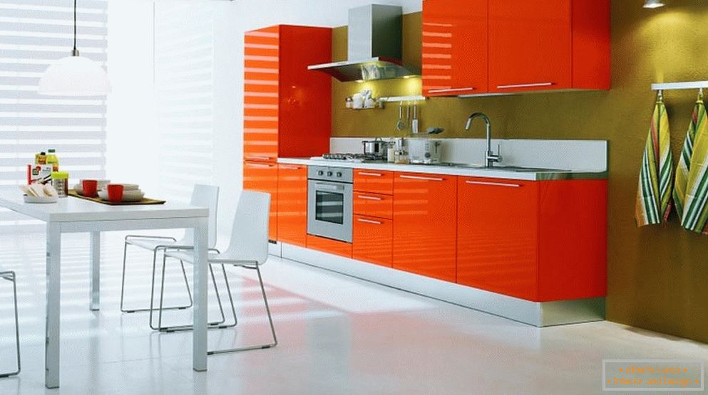 Bílá podlaha a oranžový nábytek v kuchyni