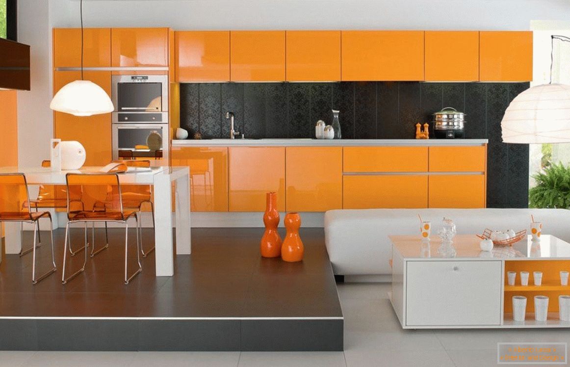 Černá zástěra v oranžové kuchyni