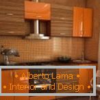Dřevěný oranžový nábytek v kuchyni