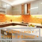 Oranžová zástěra a bílá kuchyň