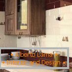 Kuchyňský design s bílými a bardovými dlaždicemi