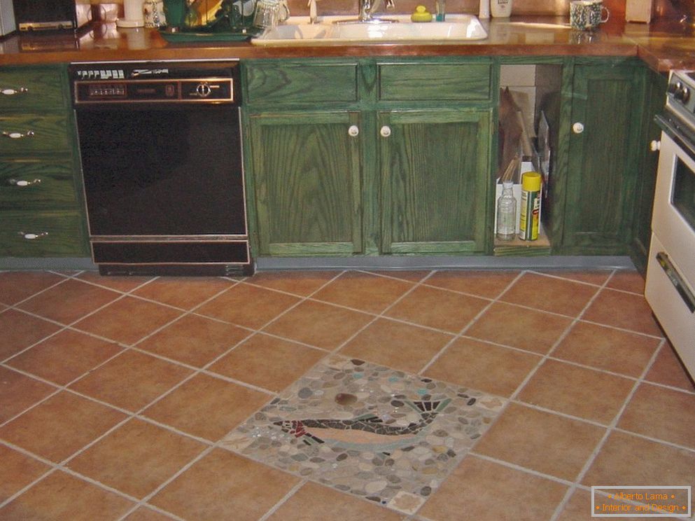 Diagonální pokládání dlaždic na podlahu kuchyně