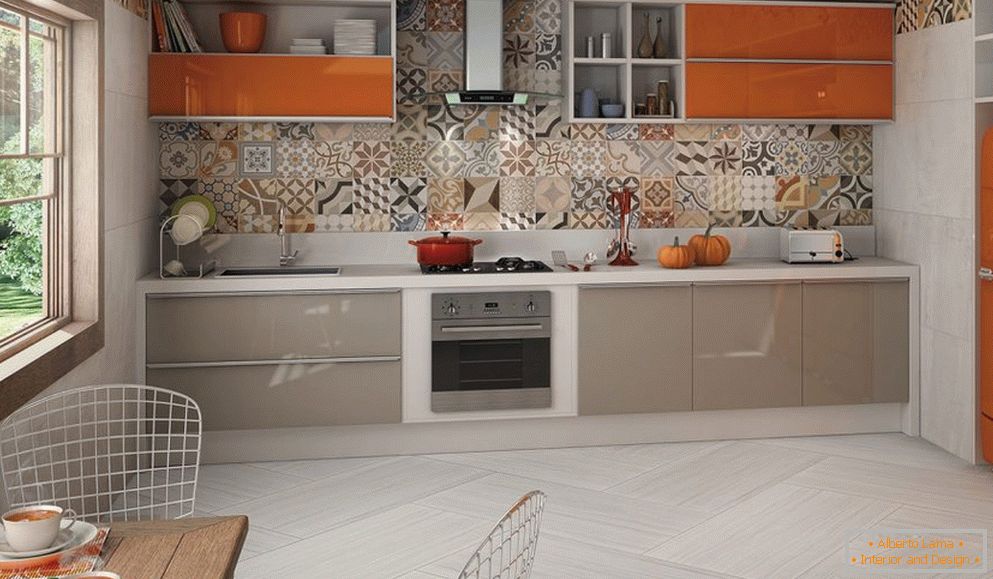 Šedo-oranžový nábytek v interiéru lehké kuchyně