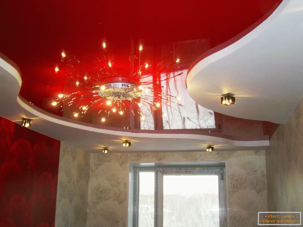 Červená barva v návrhu stropu