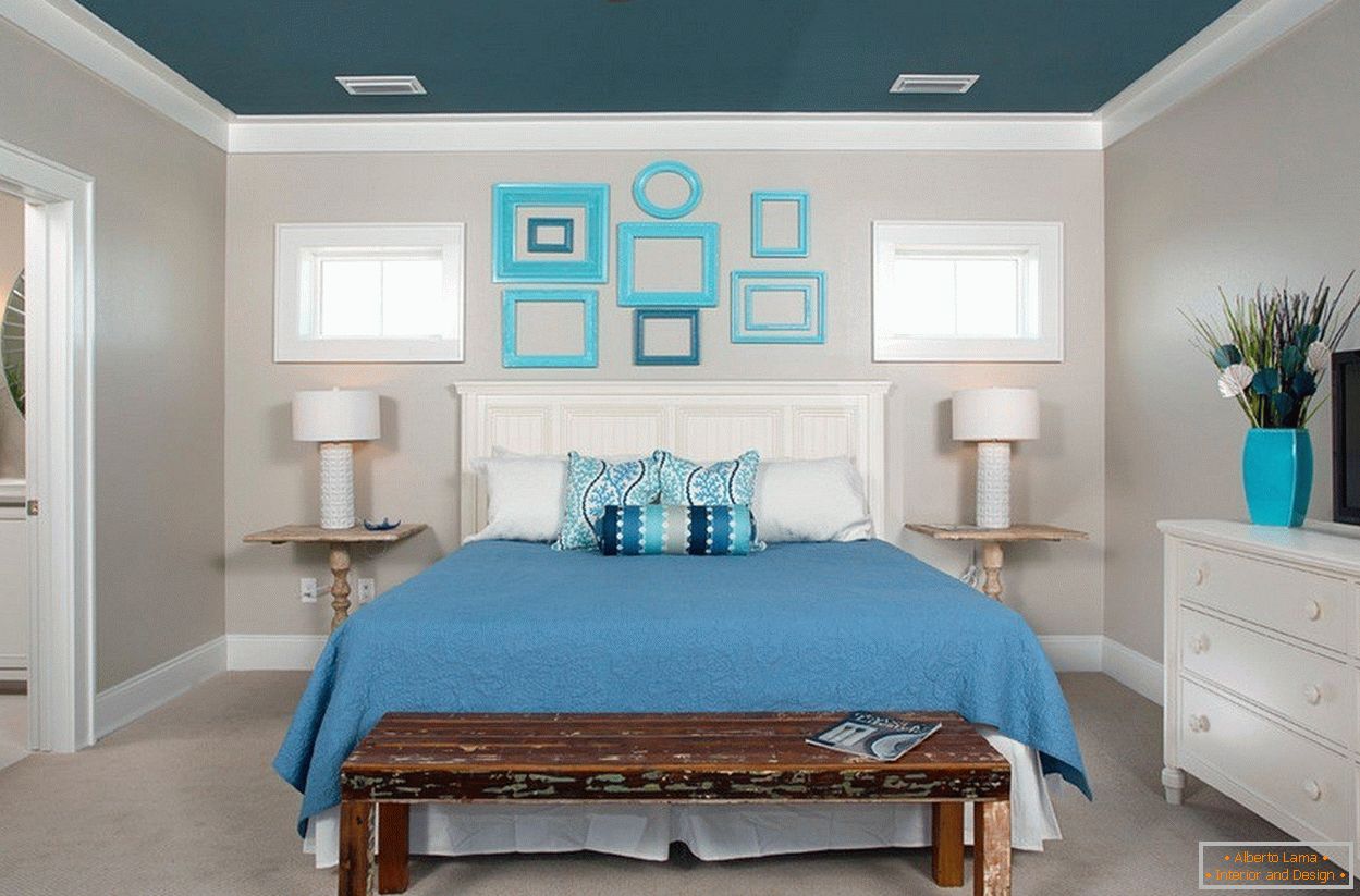 Bílý a modrý interiér ložnice