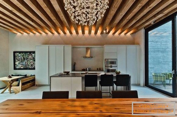 Dřevěné trámy na stropě v obývacím pokoji a kuchyni