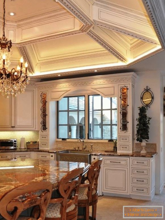 Luxusní strop v klasické kuchyni