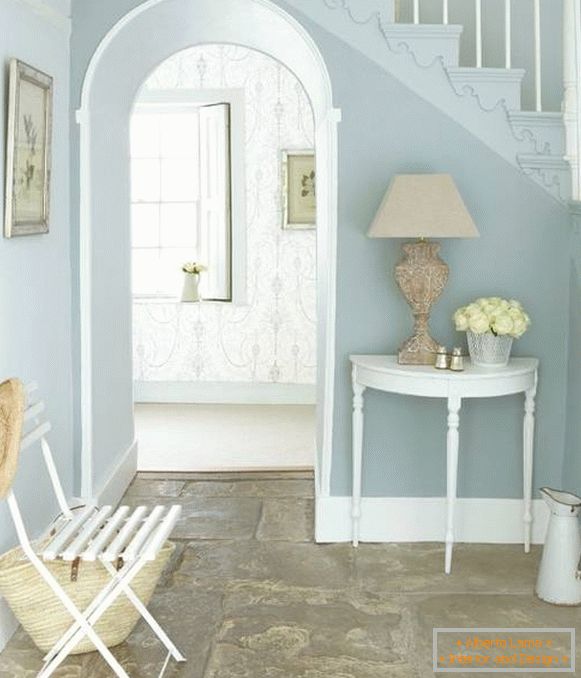 Modrý interiér chodby foto styl z Provence
