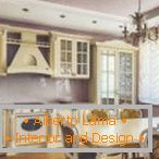 Kuchyňský interiér s krásným nábytkem