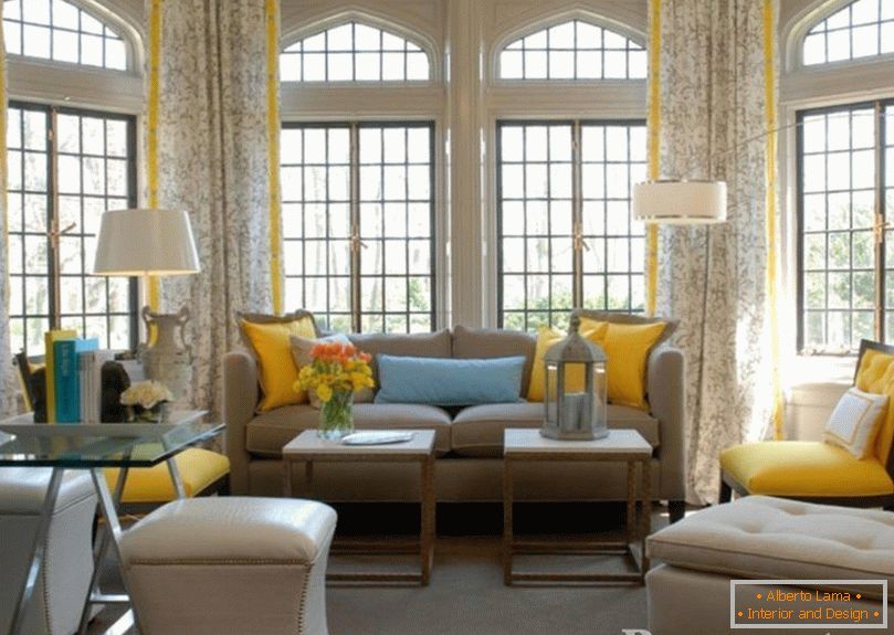 Žluté závěsy v obývacím pokoji