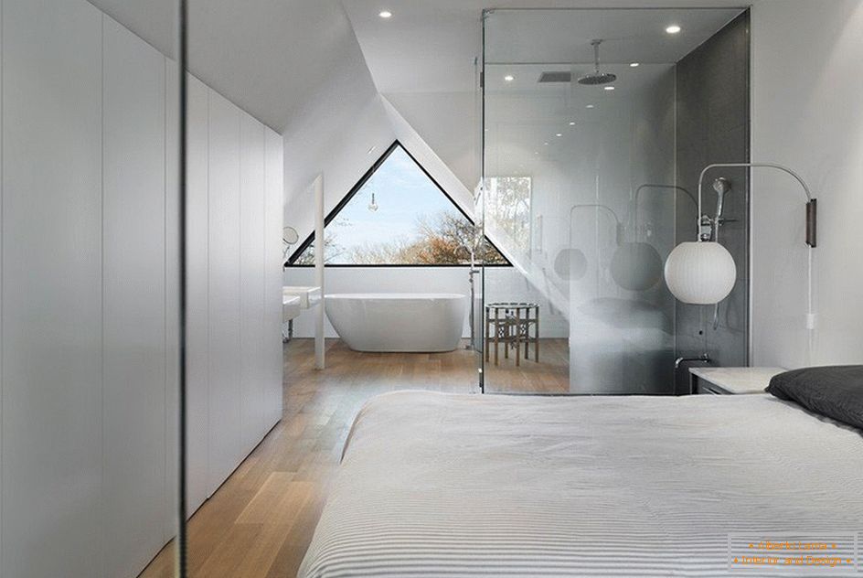 Koupelna a sprchový kout za sklem v podkroví