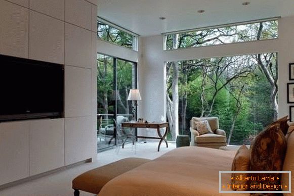 Elegantní ložnicový styl s velkými okny