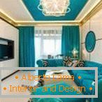 Zlato v kombinaci s modrou v interiéru ložnice-obývací pokoj
