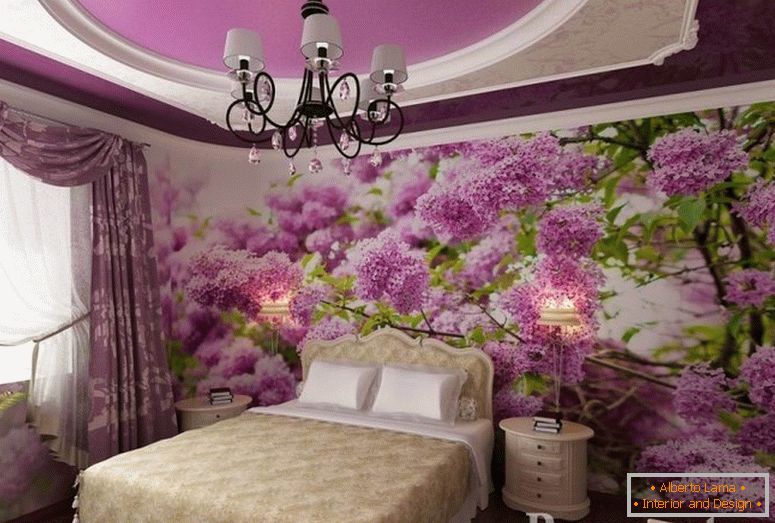 Lilac na stěně ložnice
