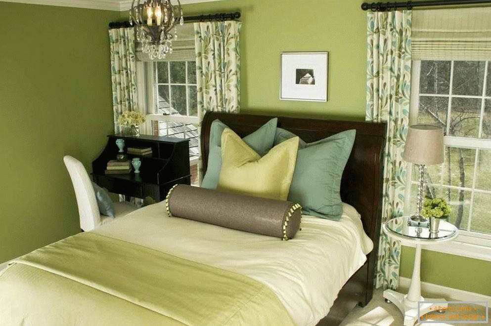 Krásná ložnice v zelených tónech