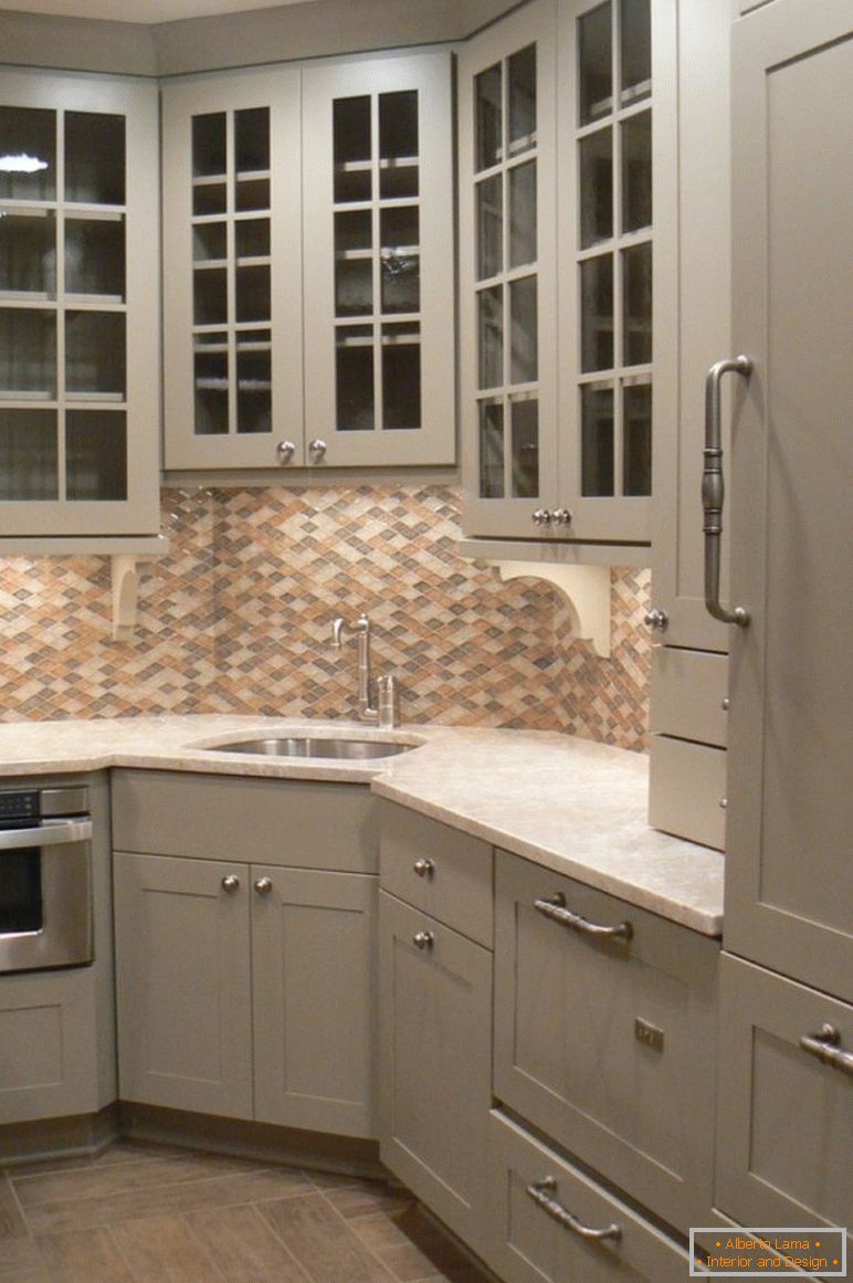 moderní-šedá-kuchyně-skladovací-skříně-plus-krásný-roh-dřezu-design-s-mozaika-backsplash-dlaždice