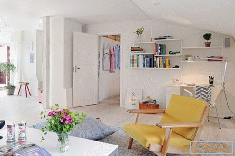 úžasné interiérové ​​designové malé byty v moderním režimu s bílými nuancami inteligentní dekorace a knihovny na bílé stěně prostorové i květiny na váza a kávy, stůl