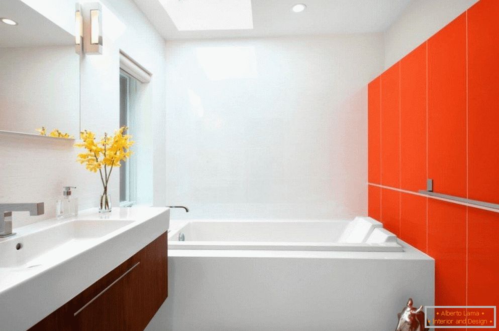 Oranžově-bílý interiér koupelny