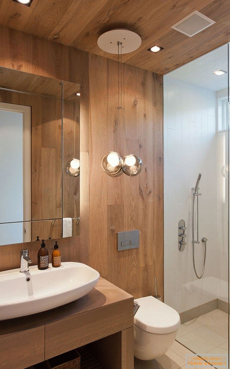Kombinace dřeva a dlaždic v interiéru koupelny
