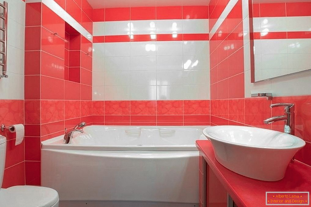 Bílá a červená dlažba v koupelně