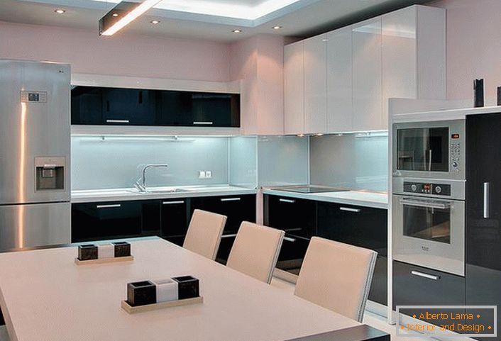 Bílá-černá kuchyně s vestavěnými spotřebiči - správný designový projekt pro malý pokoj.