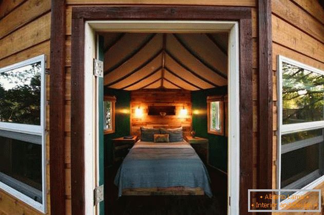 Stromový dům pro odpočinek od ArtisTree: спальня с отдельным входом