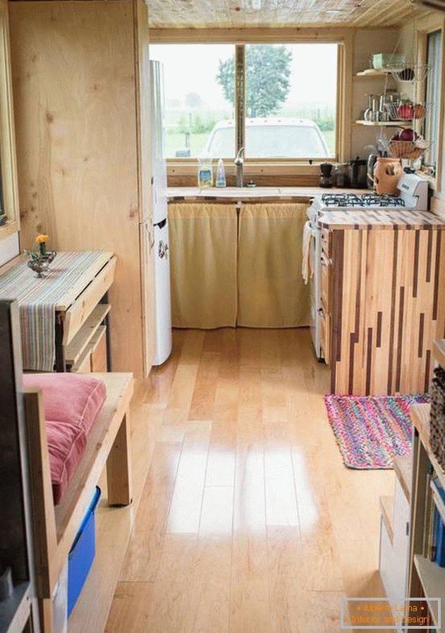 Interiér domu na kolech pro rodinu: funkční kuchyně