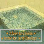 Modrá mozaika v designu sprchy