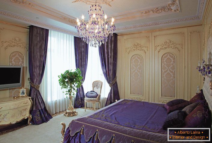 Pro návrh ložnice v barokním stylu používal designér tmavě purpurové akcenty.