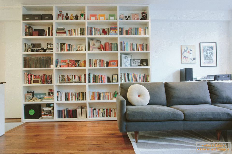 Knihovna v obývacím pokoji ve stylovém duplexu na Manhattanu