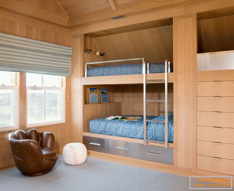 Patrová postel v ložnici s dřevěným obložením