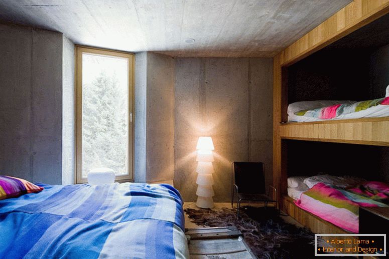 Patrová postel v ložnici v ekologickém stylu