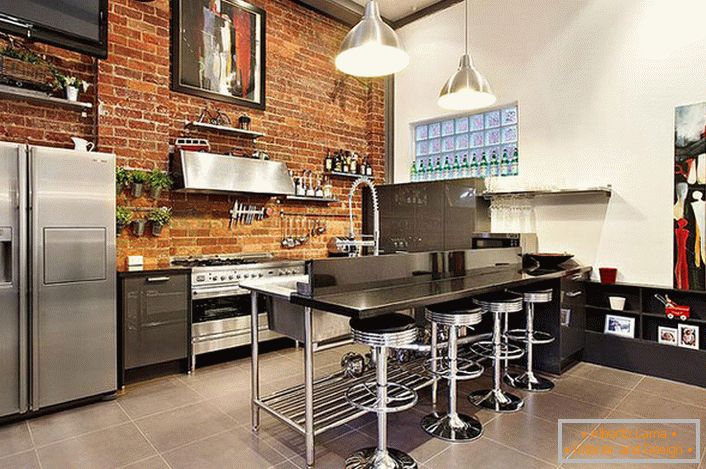 Ocelový, chromový nábytek dokonale zapadá do kuchyně v půdním stylu. Správně organizovaný prostor je nejen praktický a funkční, ale i útulný.