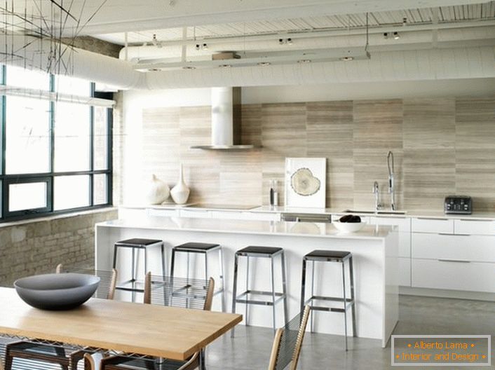 Správná volba zónování kuchyňského prostoru ve stylu podkroví. Jednoduchost, skromnost, funkčnost a praktičnost jsou styl pro skutečnou hostesku.