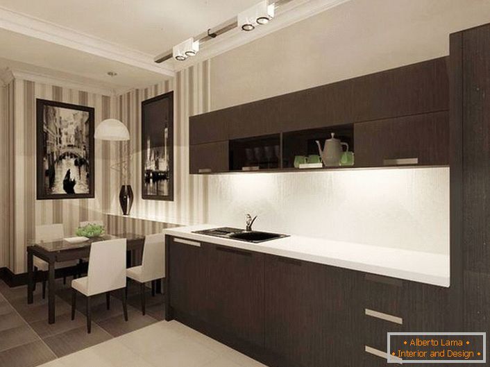 Malá kuchyně je řádně vyzdobena pomocí náhlavní soupravy v bílé barvě. Minimální nábytek dělá nábytek stylový a moderní.
