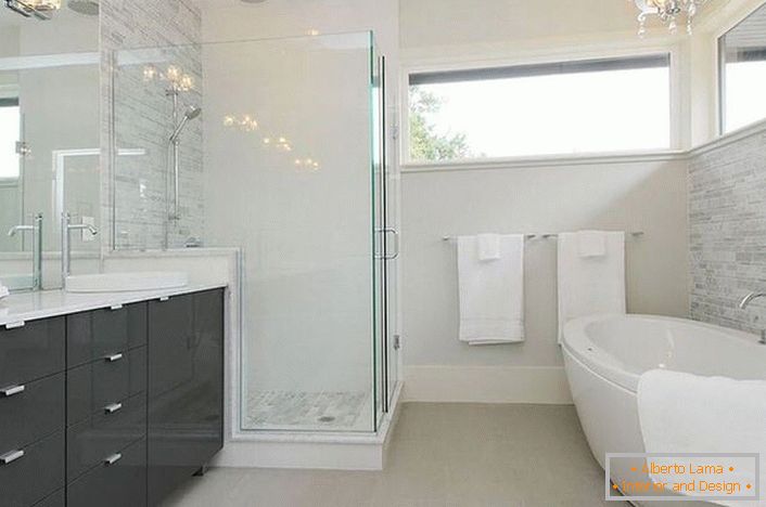 Prostorná modernistická koupelna s pravým osvětlením zdobí slavný designér Francie. 