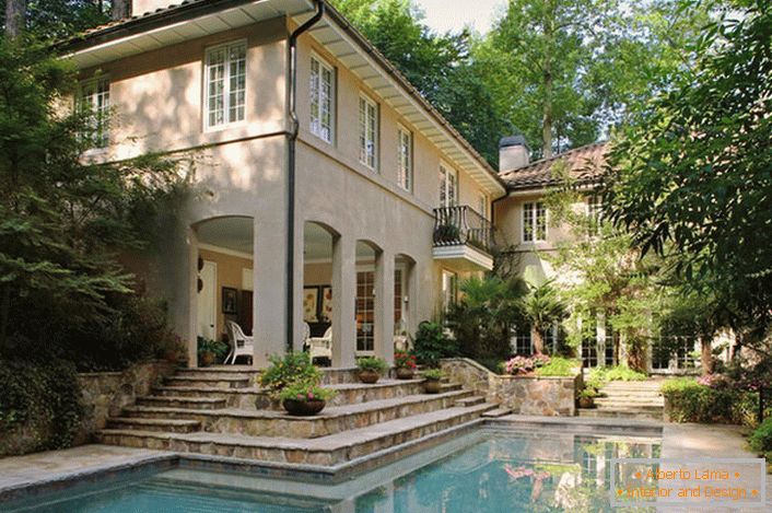 Elite venkovský dům ve středomořském stylu s bazénem.
