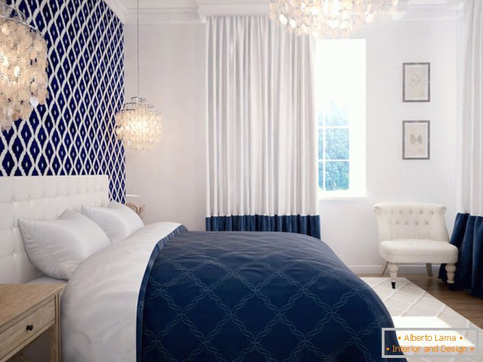 Pokoj ve středomořském stylu se vyznačuje nízkým klíčem. Výhodná kombinace bílé a modré barvy vrhá mořské motivy a soupravy pro odpočinek.