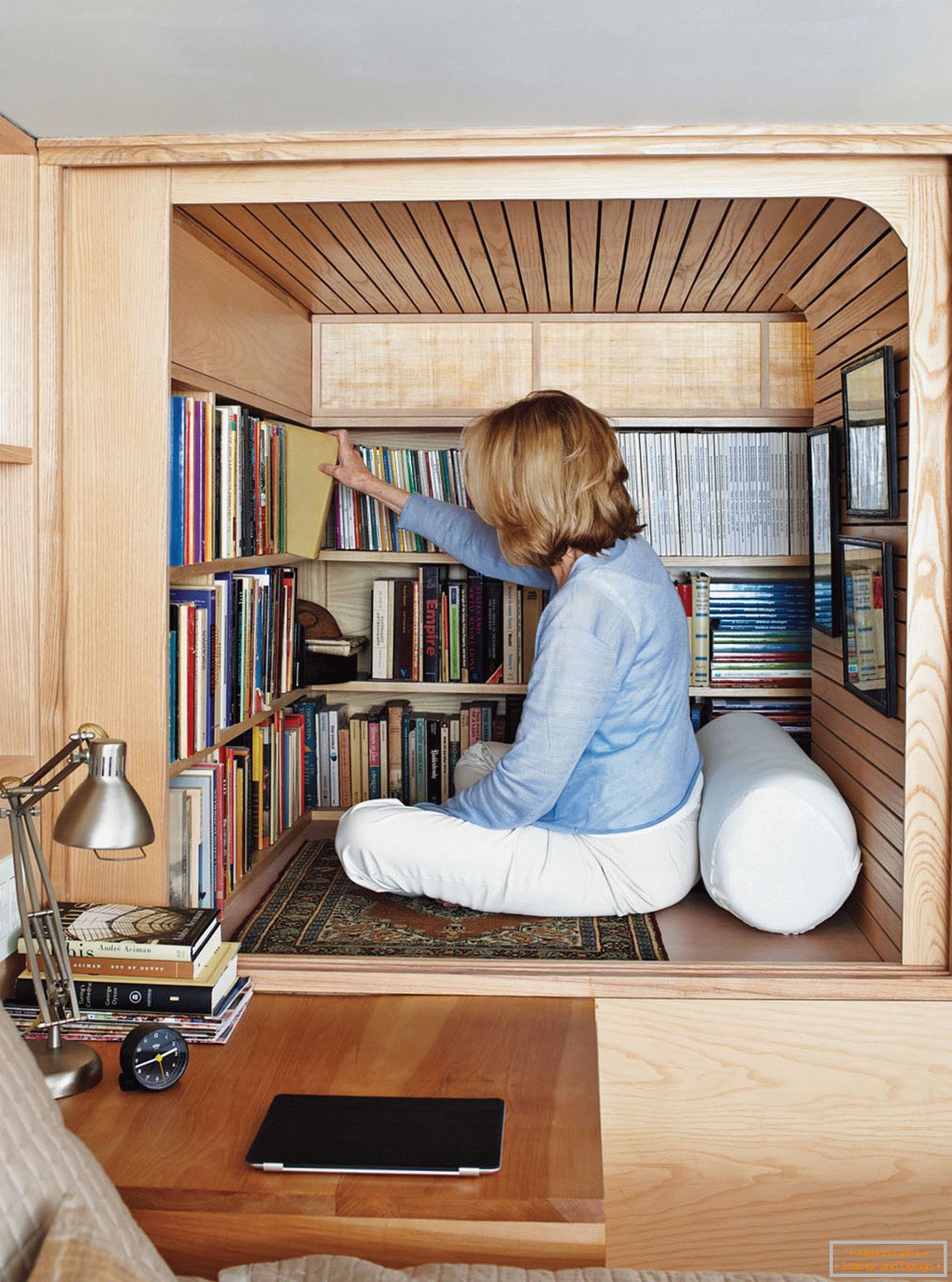 Knihovna v malém dvouúrovňovém apartmánu